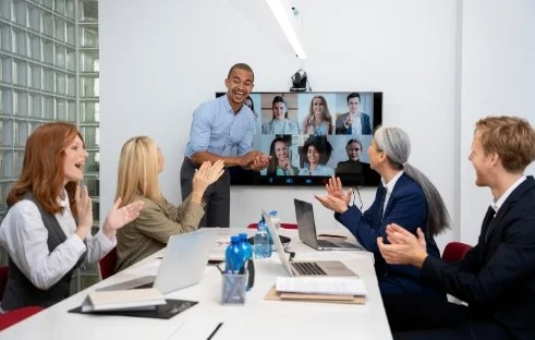 Sala de juntas con pantallas y tecnología de integración