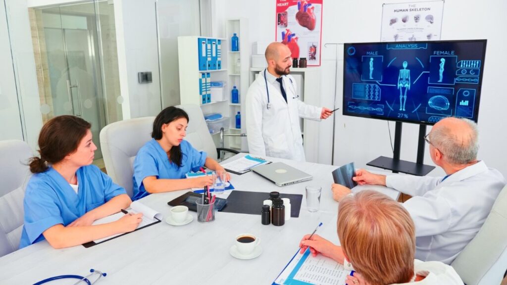 Personal en centro de simulación médica