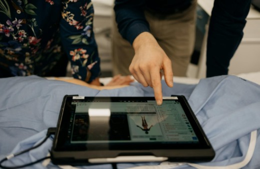 personas utilizando tecnología para centros de simulación